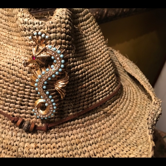 💋SOLD💋Vintage HATTIE CARNEGIE Seahorse Brooch - Picture 5 of 7